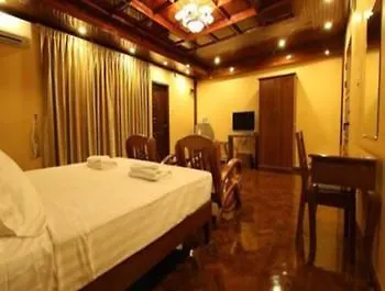 Hundred Moon Hotel Yangon 2*,