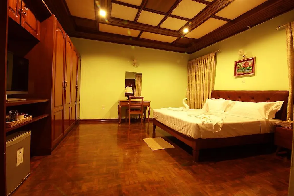 Hotel Hundred Moon Rangun