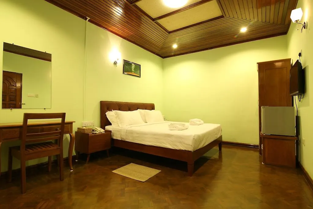 Hotel Hundred Moon Rangun 2*,  Birma