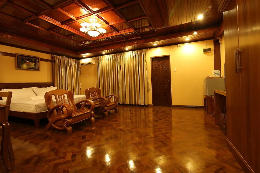 Zajazd Hotel Hundred Moon Rangun