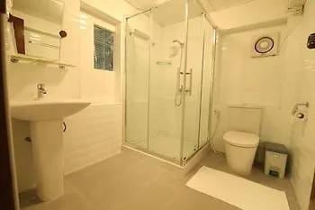 Zajazd Hotel Hundred Moon Rangun